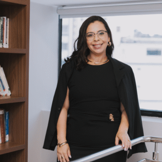 Luana Assunção de Araujo AlbuquerkMestre em Direito Processual pela Universidade Federal do Espírito Santo – UFES. Pós-graduada em Direito do Trabalho e Processos do Trabalho pela Faculdade de Direito de Vitória – FDV. Bacharel em Direito pela Faculdade de Direito de Vitória. Atua nas áreas Consultiva e Contenciosa em Direito do Trabalho e Processual do Trabalho.